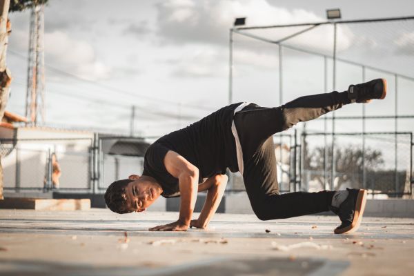 Plongée au cœur du breakdance : la vitalité d'un art urbain énergique